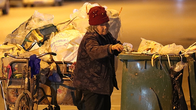 敬禮，勵(lì)志可愛(ài)的“拾荒奶奶”