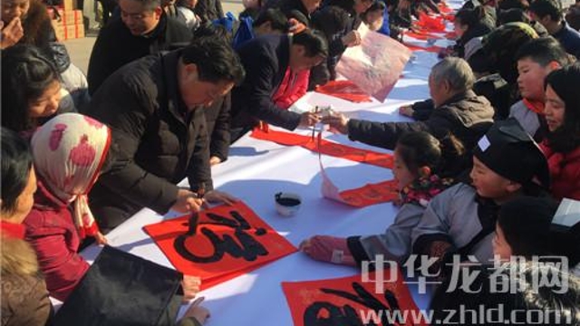 書(shū)法家揮毫送“?！?眾市民喜領(lǐng)春聯(lián)