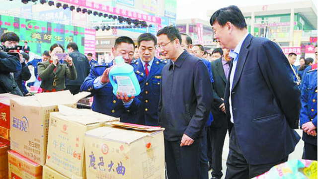 項(xiàng)城市消協(xié)、市工商局舉行國(guó)際消費(fèi)者權(quán)益日宣傳活動(dòng)