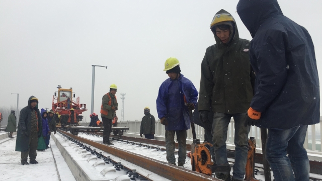 致敬！風(fēng)雪中的高鐵建設(shè)者