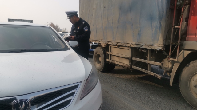 周口限行第一天，交警蜀黍上路勸返近百輛車