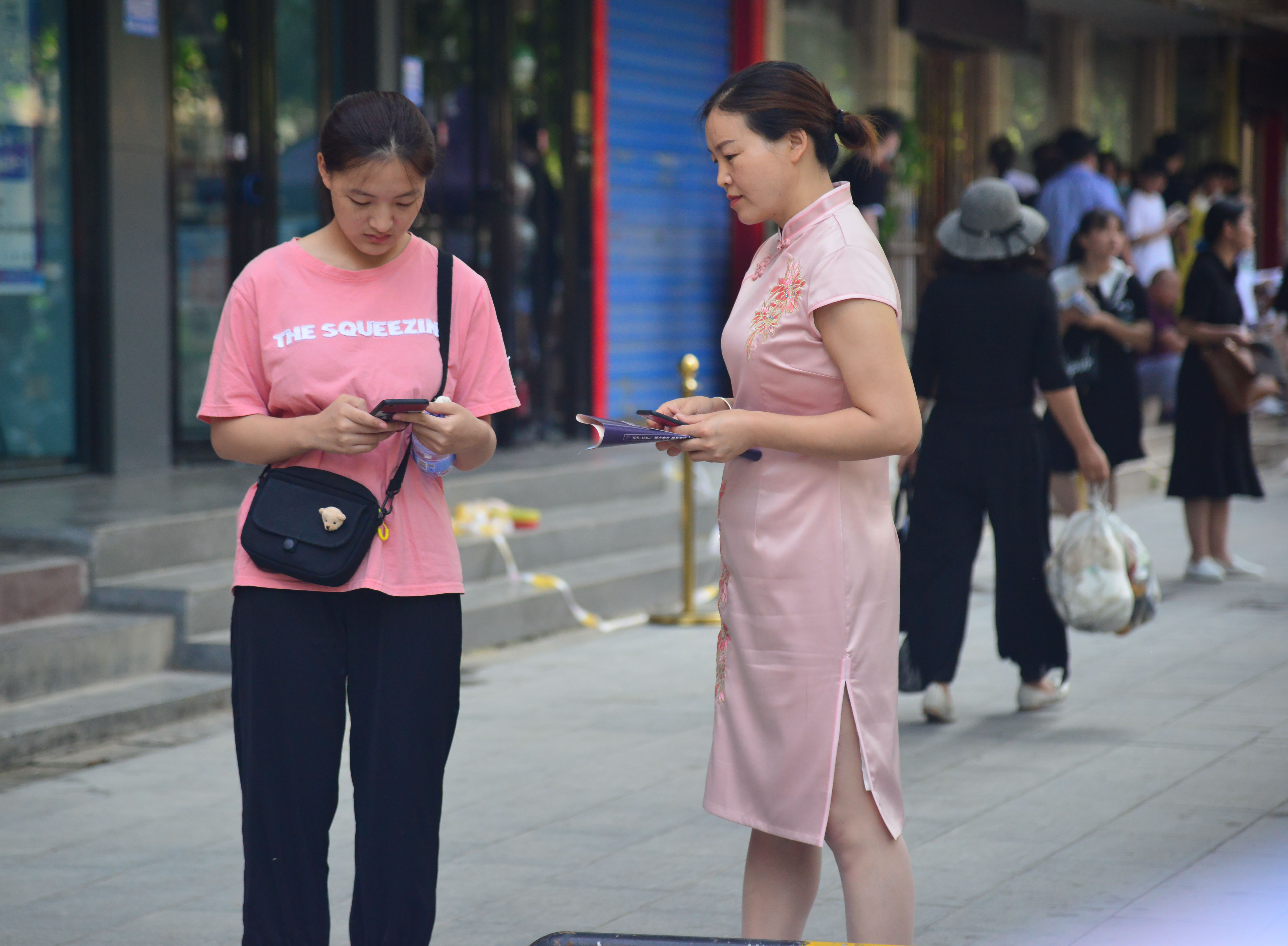 旗開(kāi)得勝！高考考場(chǎng)外的旗袍媽媽們